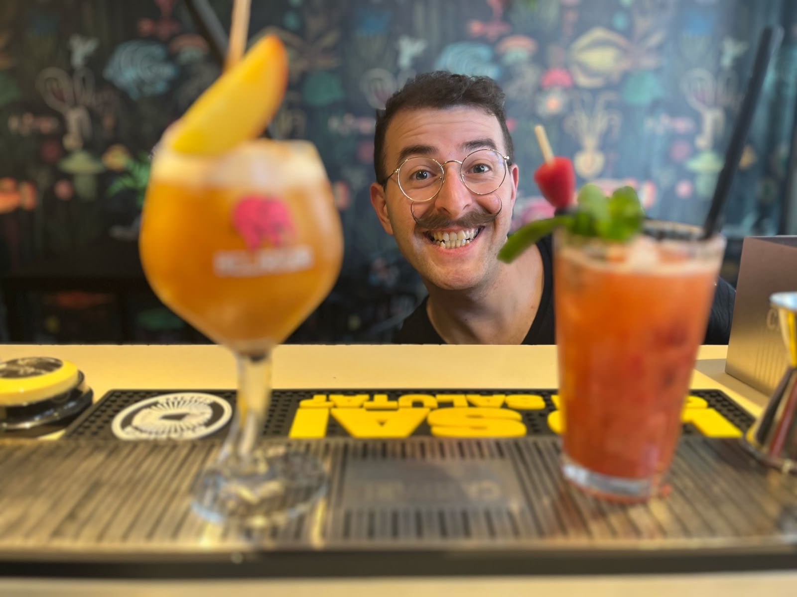 Bartender prepara un cocktail al bancone