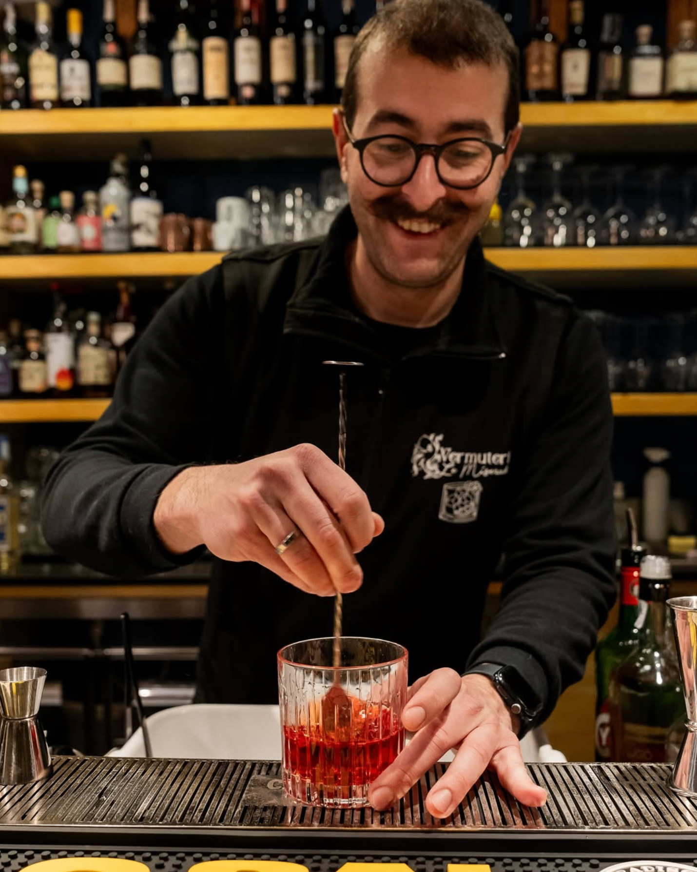 Bartender prepara un cocktail al bancone